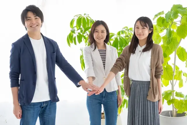 オフィス前で並ぶスタッフ陣